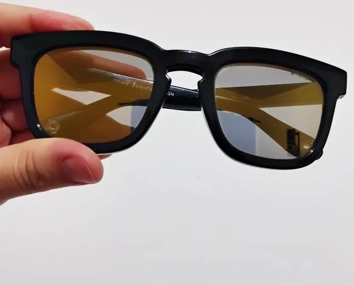 Óculos de Sol lente espelhada amarela com detalhes brilhosos e armação grossa