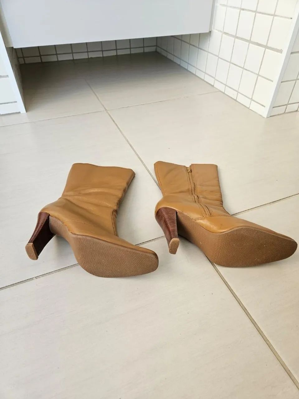 Bota de Couro Bege Clássica tamanho 35 - Elegância em Cada Passo - Foto 5