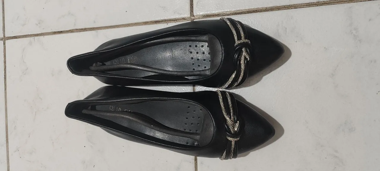Sapatilha preta com detalhe - LEIA O ANÚNCIO