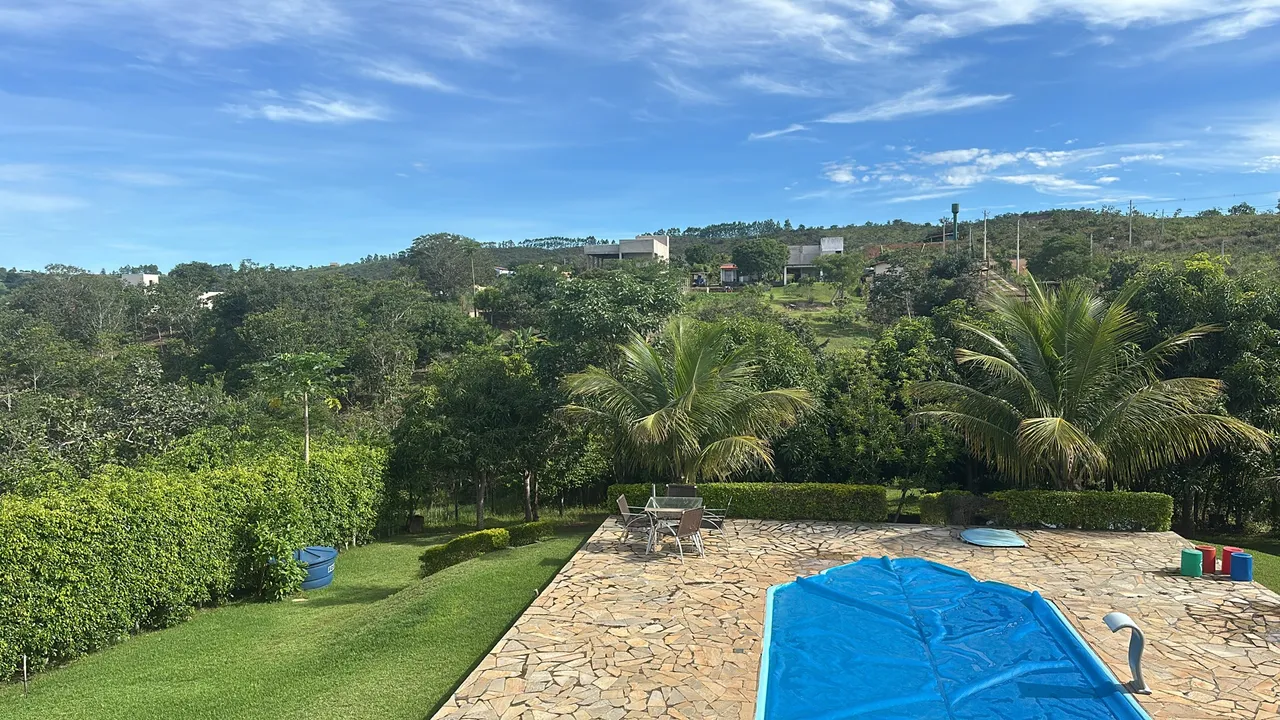 Linda casa nas margens do lago Corumbá