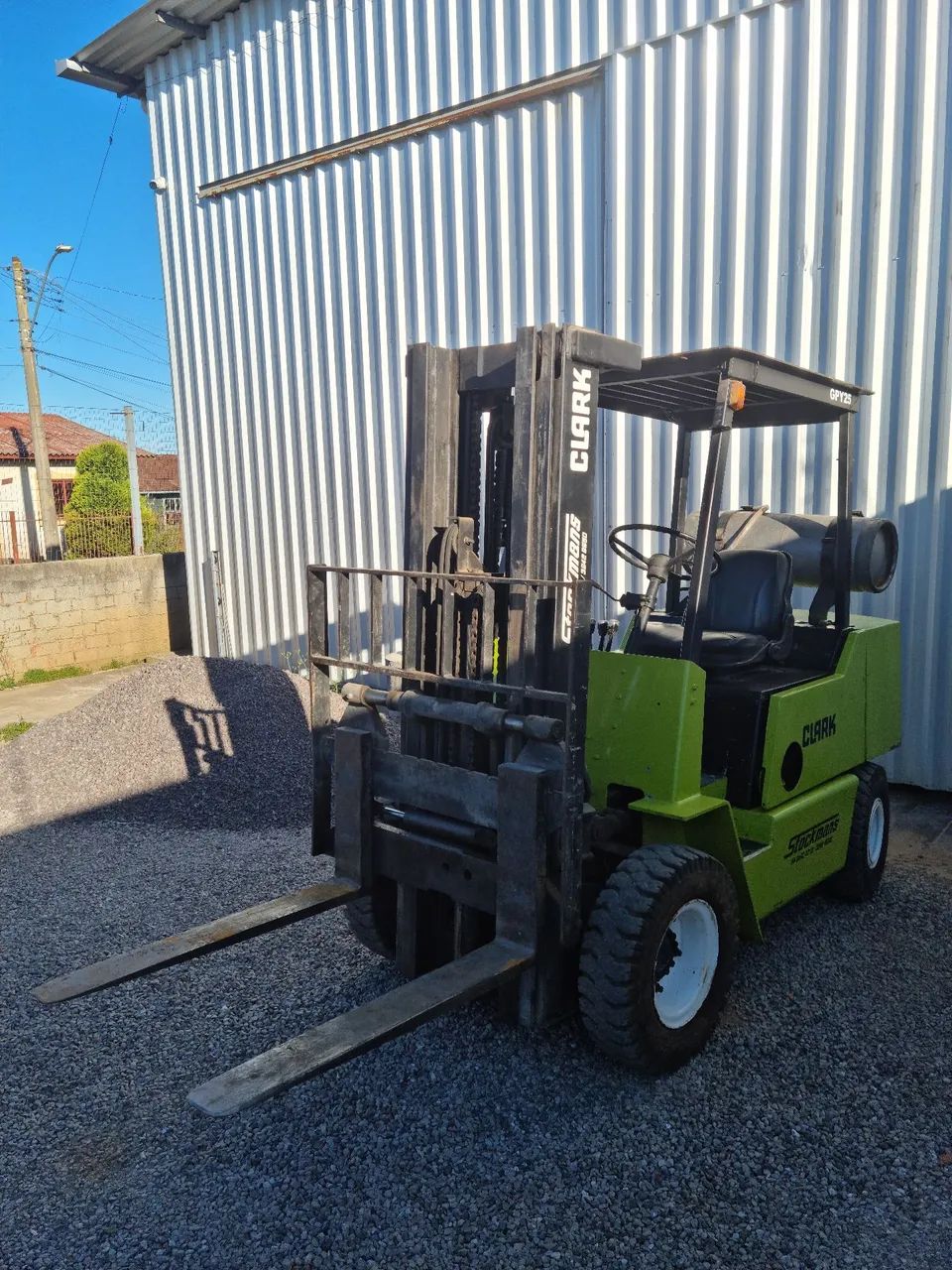 Emplilhadeira Clark GPY25 C/ Deslocador Lateral