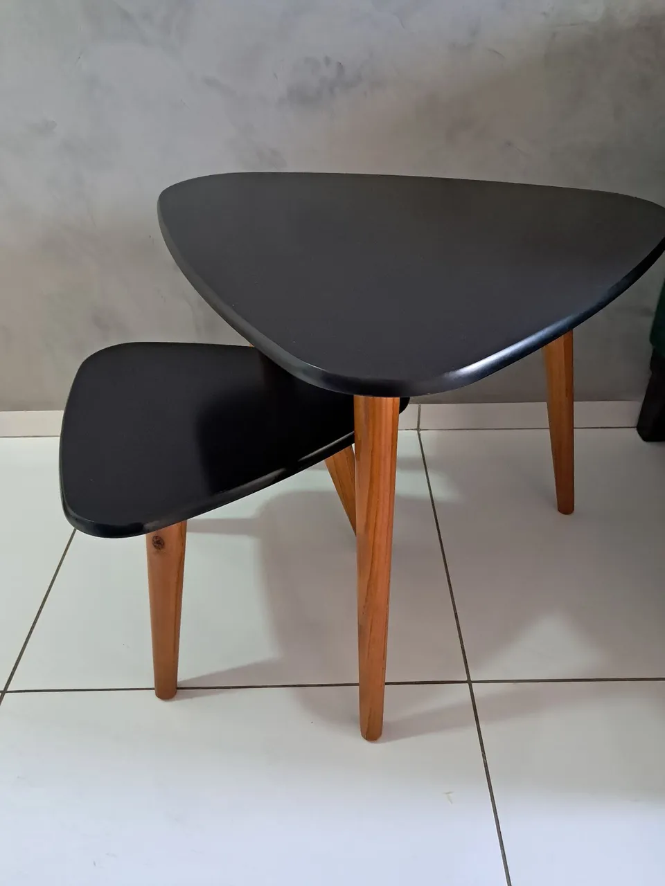 Mesa de centro triangular com tampo preto