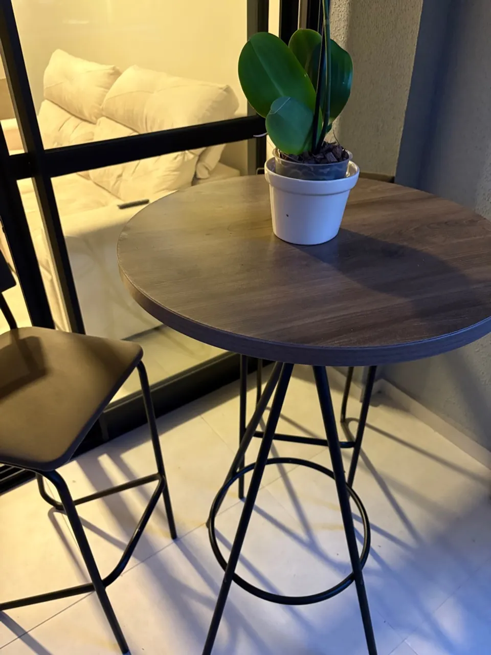 Mesa Alta Moderna com Design Industrial e Banquetas