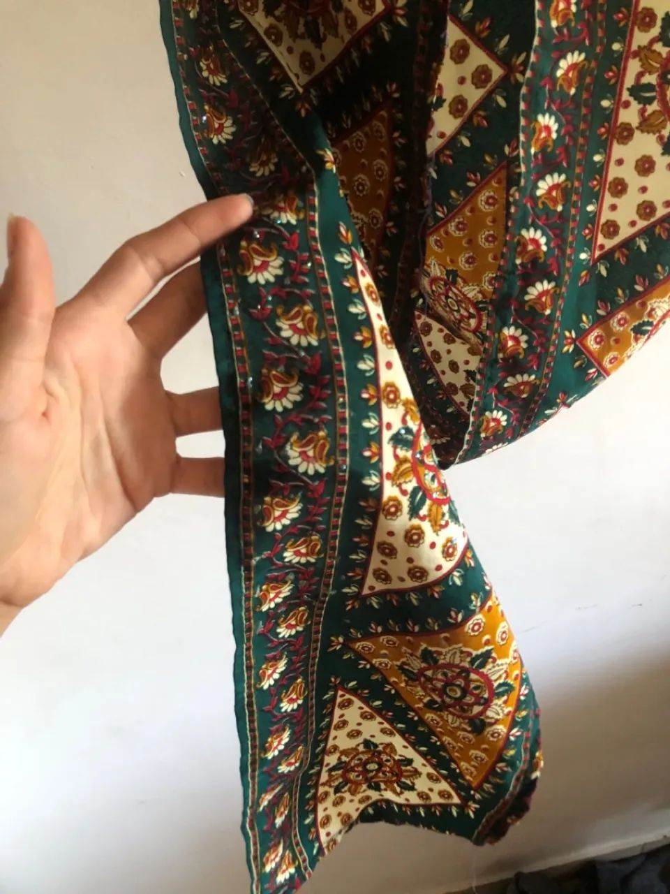 Lenço estampado com design floral e cores vibrantes - Foto 2