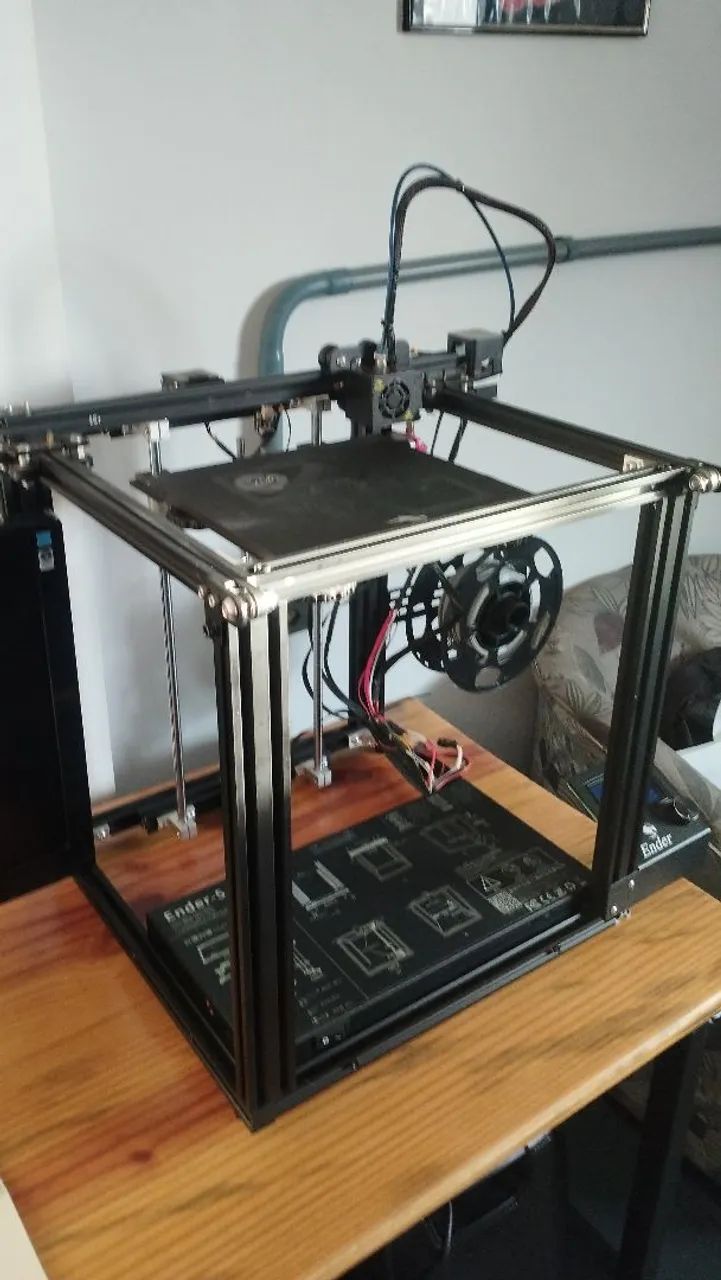 Impressora 3D Ender 5 semi nova com pouco tempo de uso 