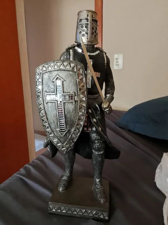 Estátua de Cavaleiro Medieval 30 Cm