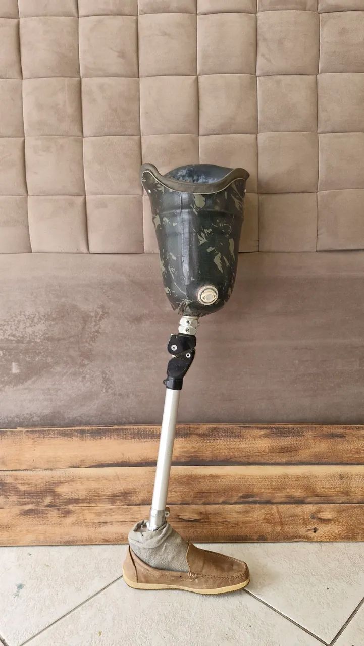 Prótese membro inferior esquerdo, par de muletas e muleta de antebraço.  - Foto 2