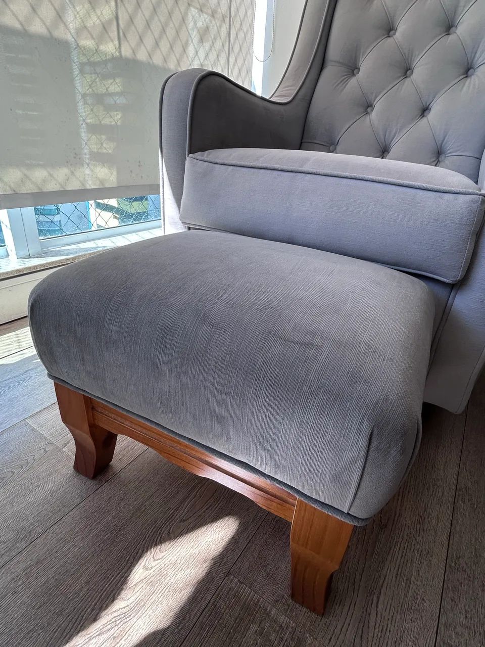 Poltrona de amamentação com balanço Mahler + puff 