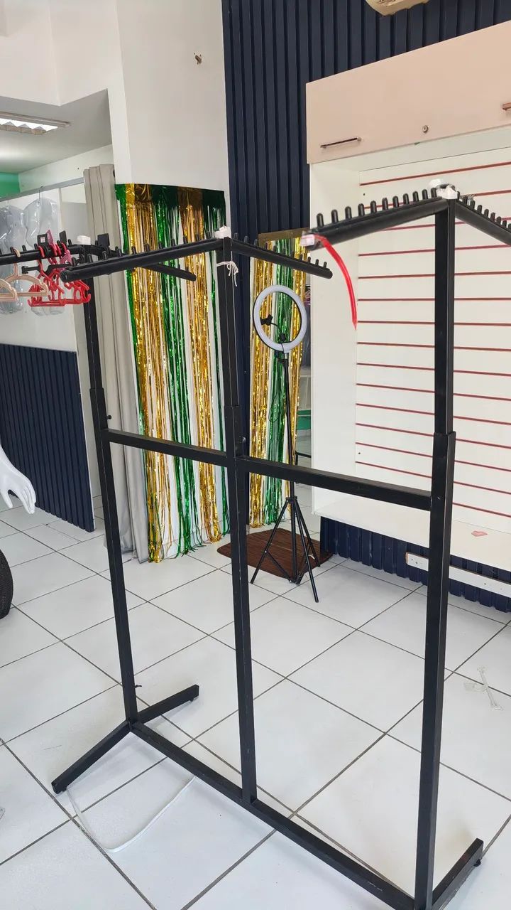 Araras para loja de roupas