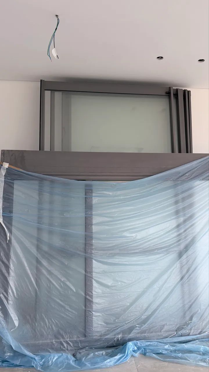 Esquadria com vidro de alumínio em L 