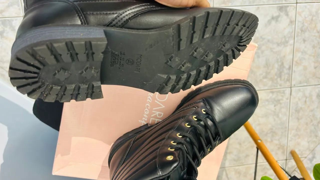 Botas pretas semi nova - Foto 4