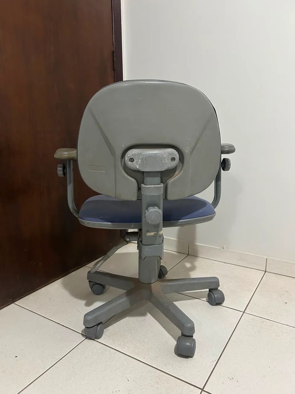 Cadeira de escritório- barata  - Foto 2