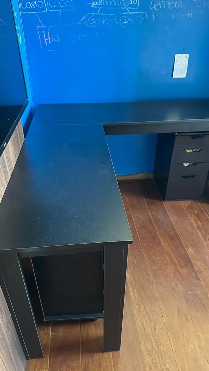 Mesa em L preta com gaveteiro, escritório e home office