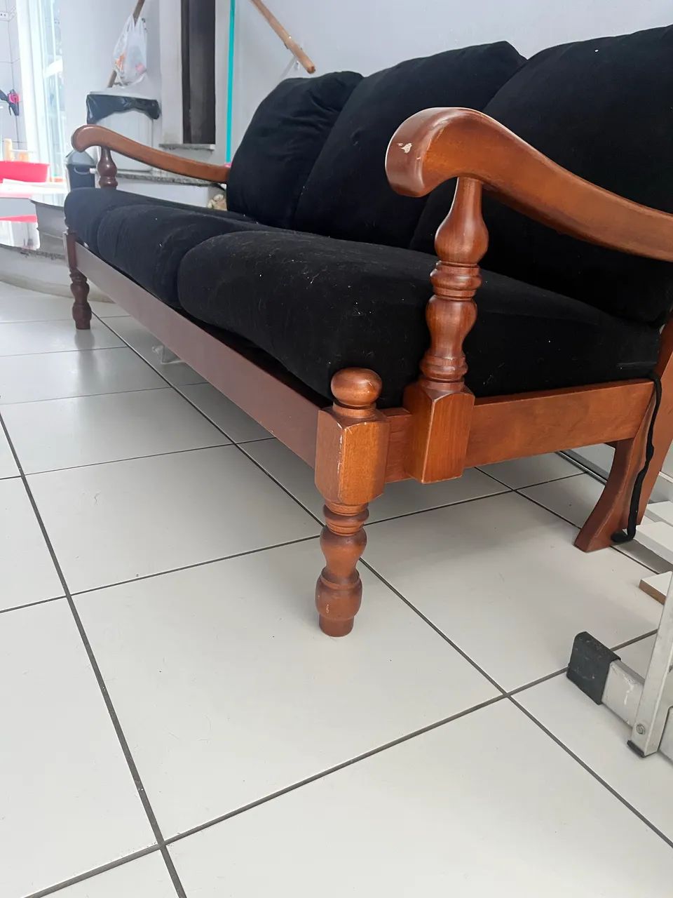 Sofá madeira maciça em ótimo estado 3 lugares  - Foto 2