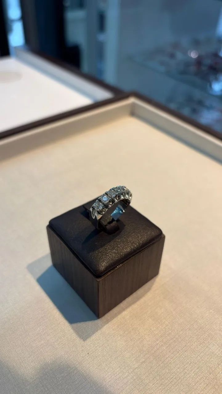 Meia aliança de brilhante