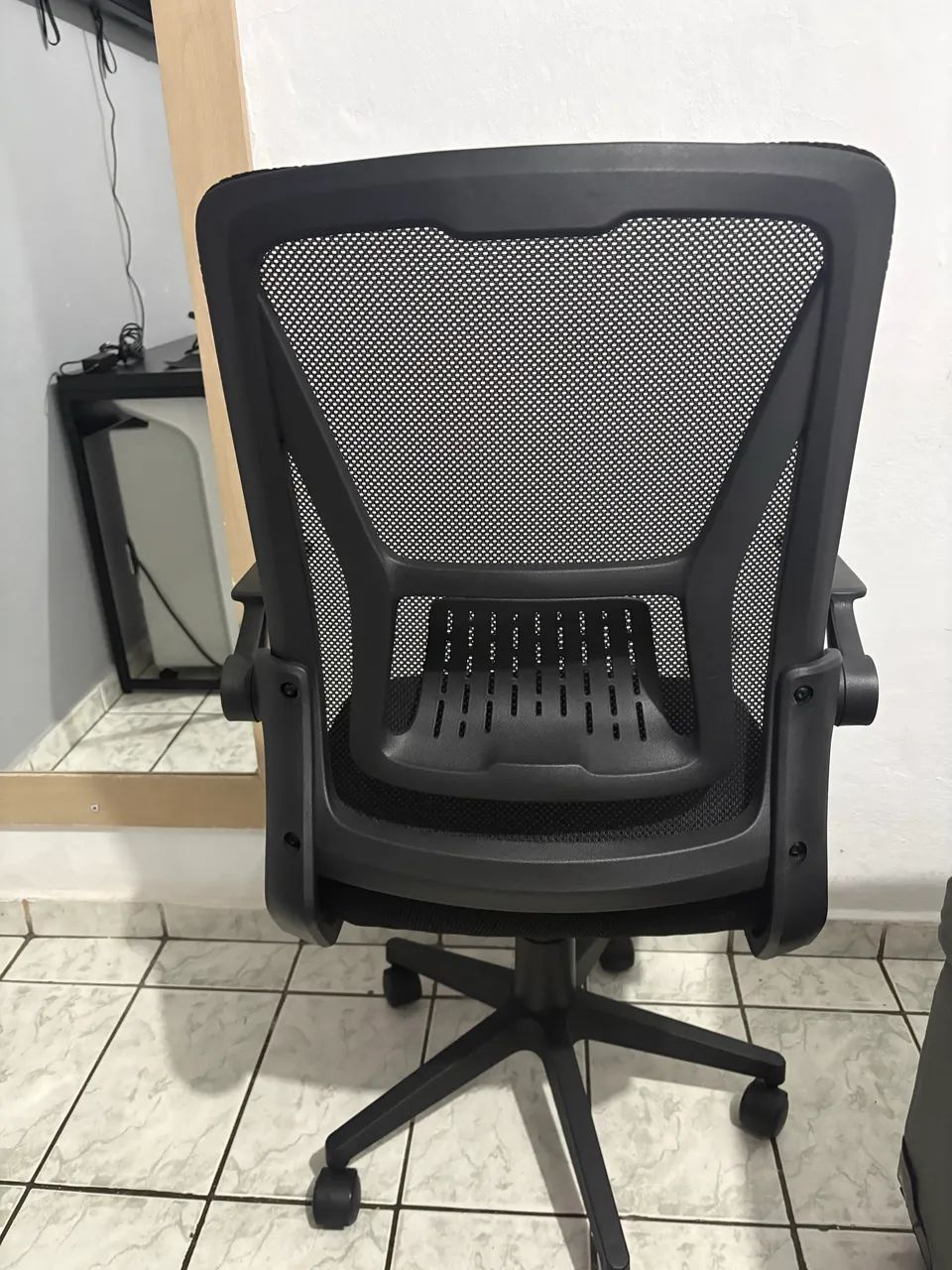 Cadeira Escritório Ergonômica Preta Mesh - Giratória com Braços - Foto 5