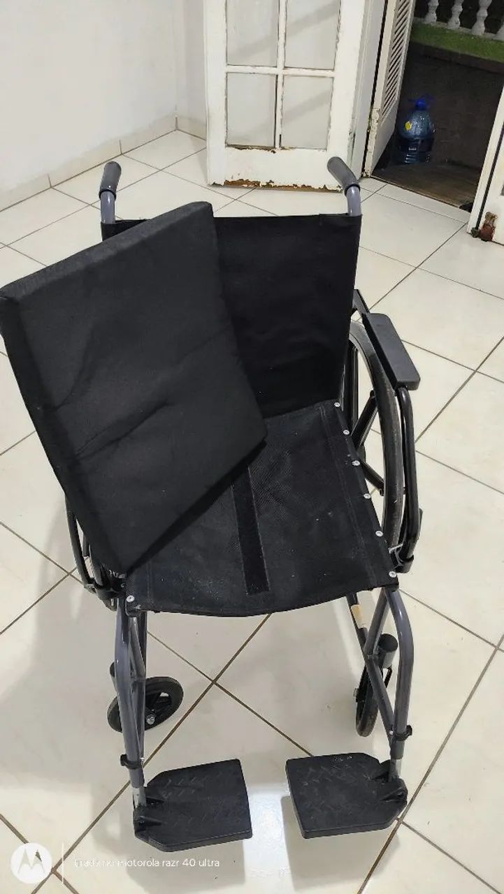 Cadeira de Rodas Semi nova  - Foto 4