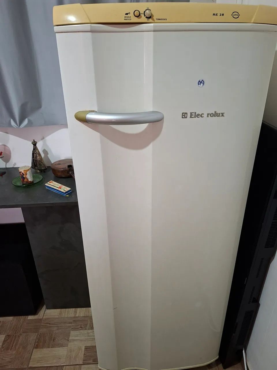 VENDO GELADEIRA ELETROLUX RE 28