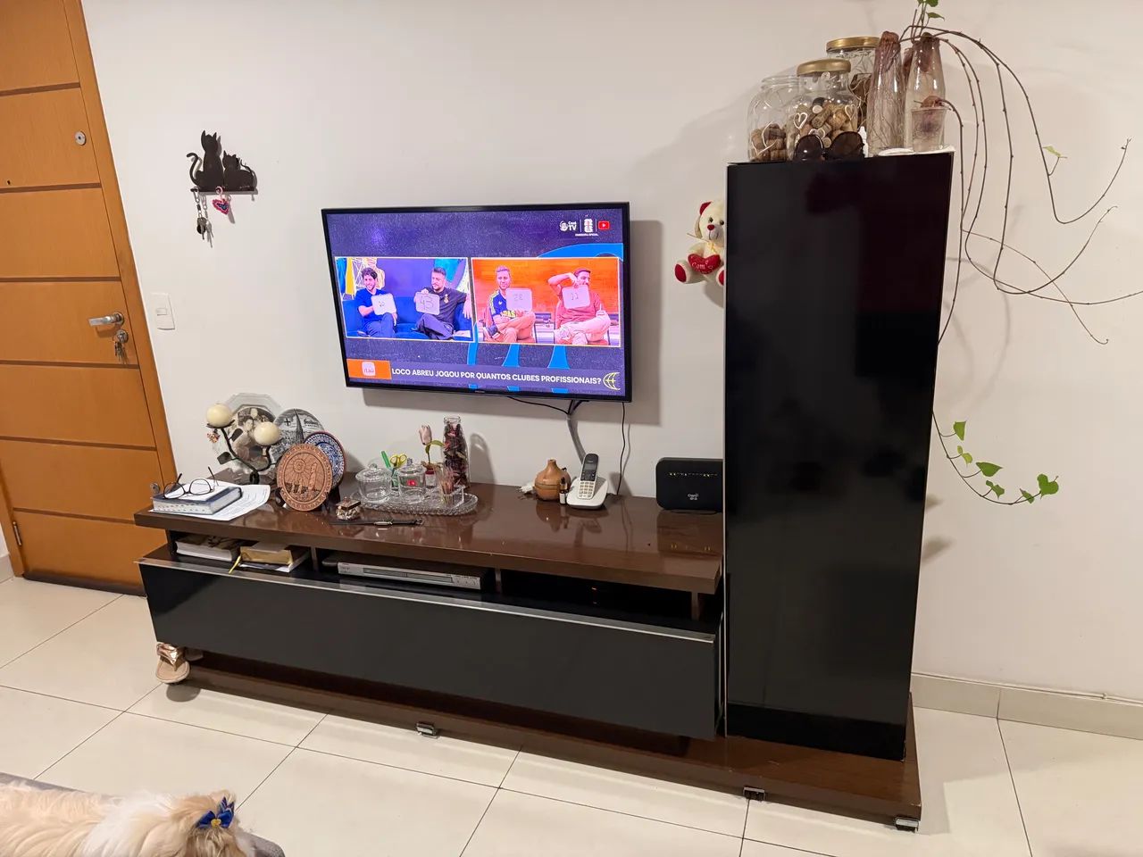 Rack para TV espaçoso, com armários e excelente conservação - Foto 5