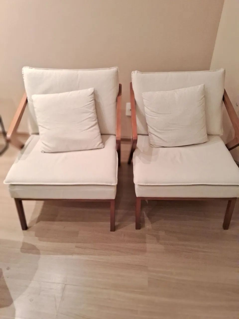 Poltronas com braço de madeira semi novas lindas