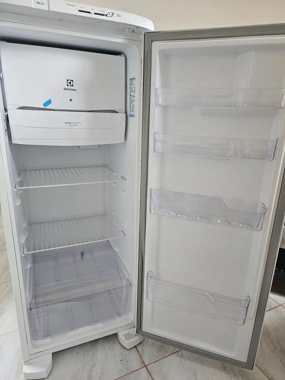Geladeira Electrolux com defeito mas muito nova.