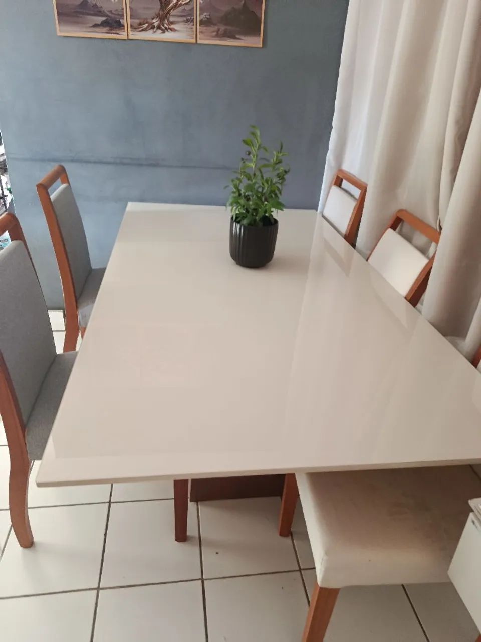 Mesa de jantar laqueada com 6 cadeiras de madeira.