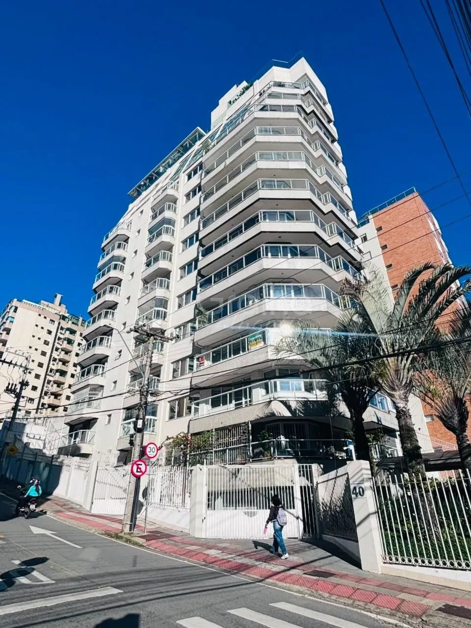 4 quartos e 3 vagas de garagem na Agronômica