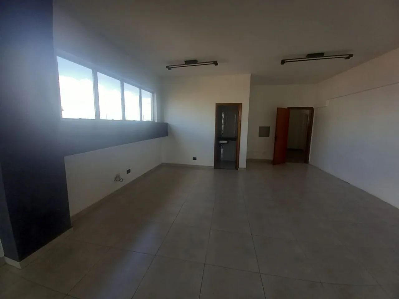 Sala Comercial para locação em edifício no centro de Arapongas. Ideal para seu negócio - Foto 2