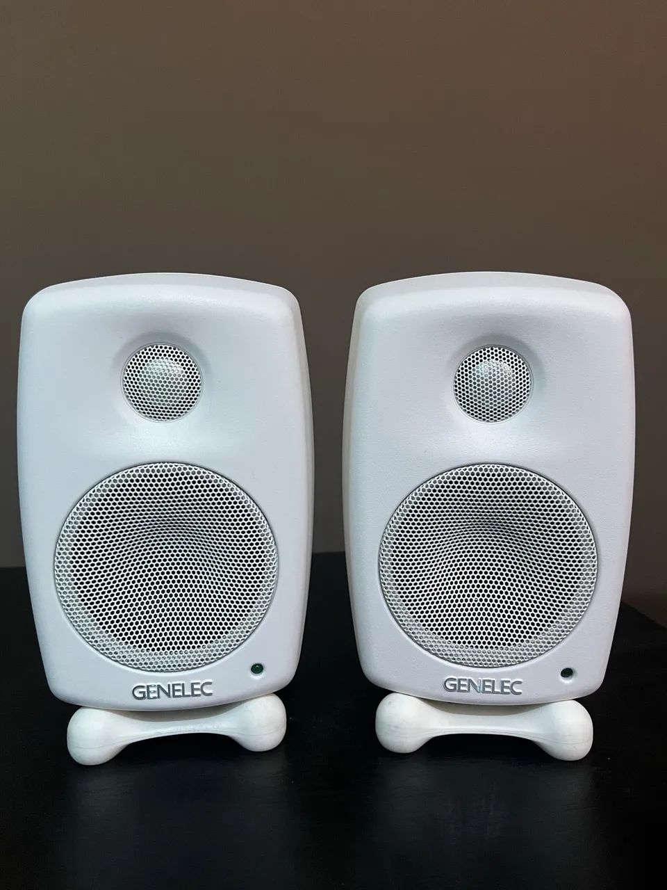 Par de Monitores Genelec 8010A