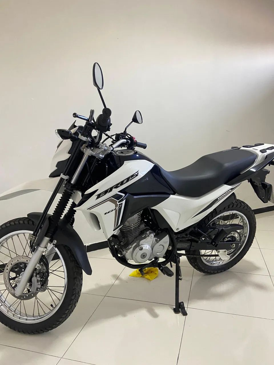 Vendo Bros 160, com 3.640 km de rodada