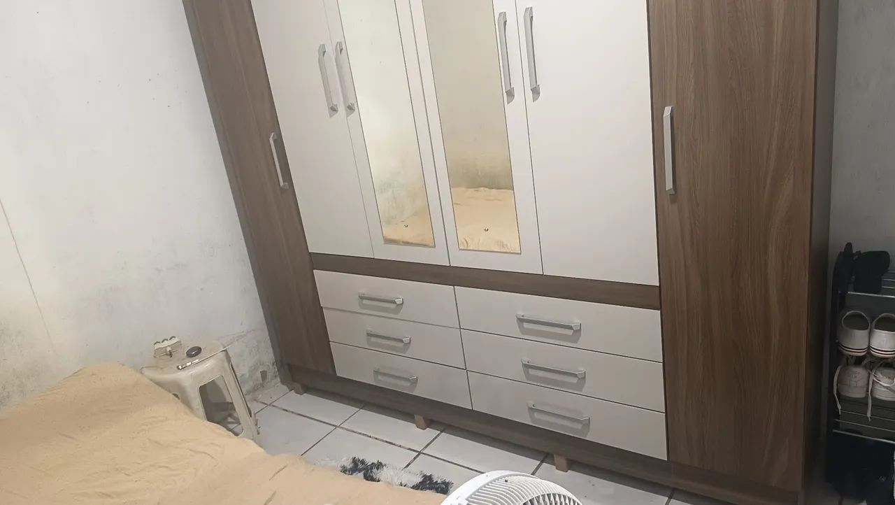 Vendo Guarda-roupa de Casal com espelho 