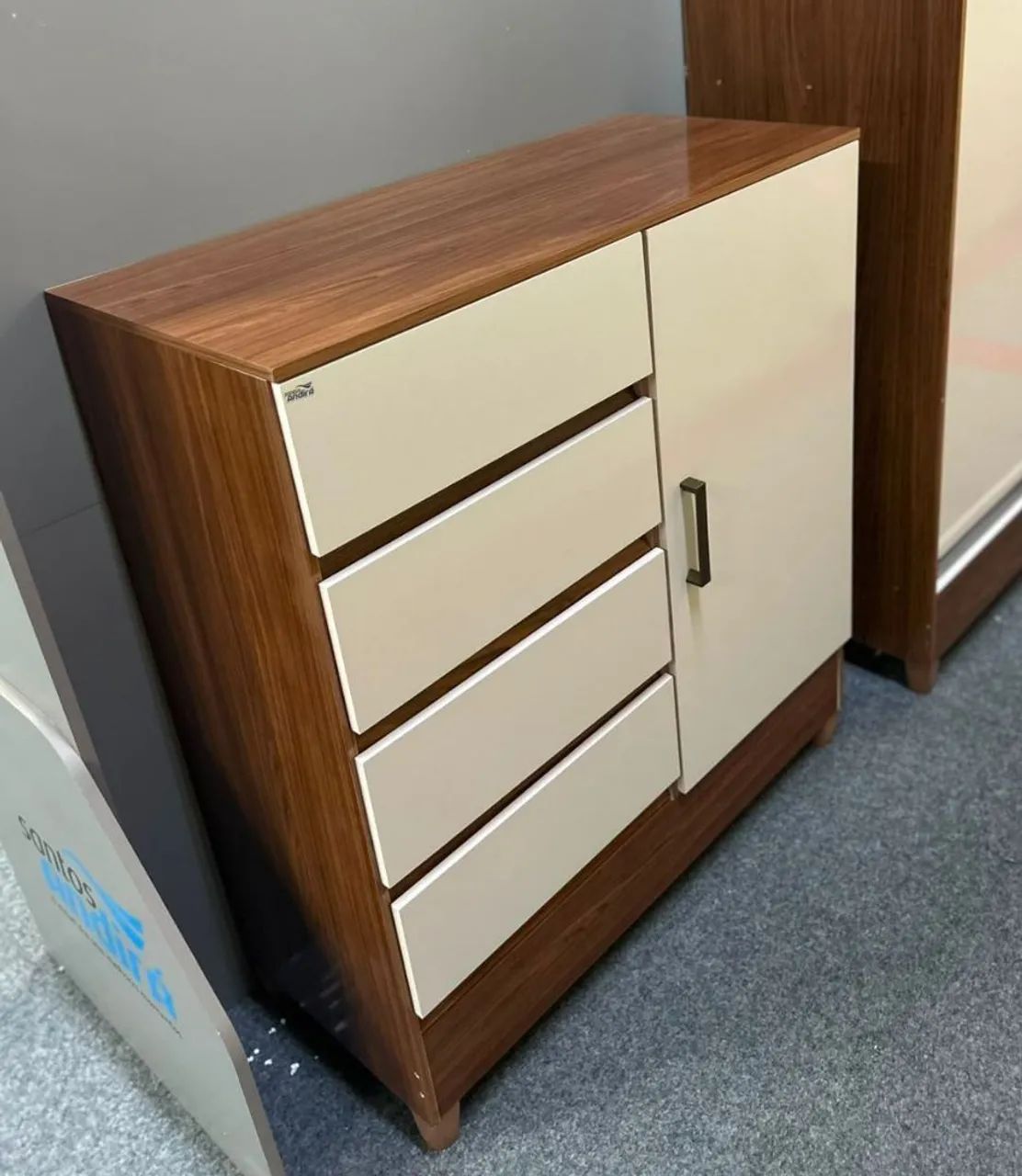 Cômoda, 1 porta, 4 gavetas 