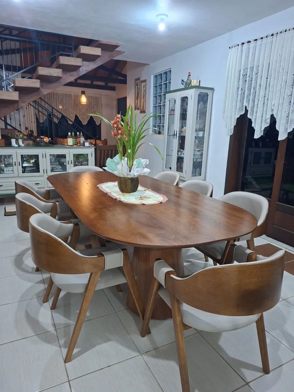 Vendo mesa com 8 cadeiras
