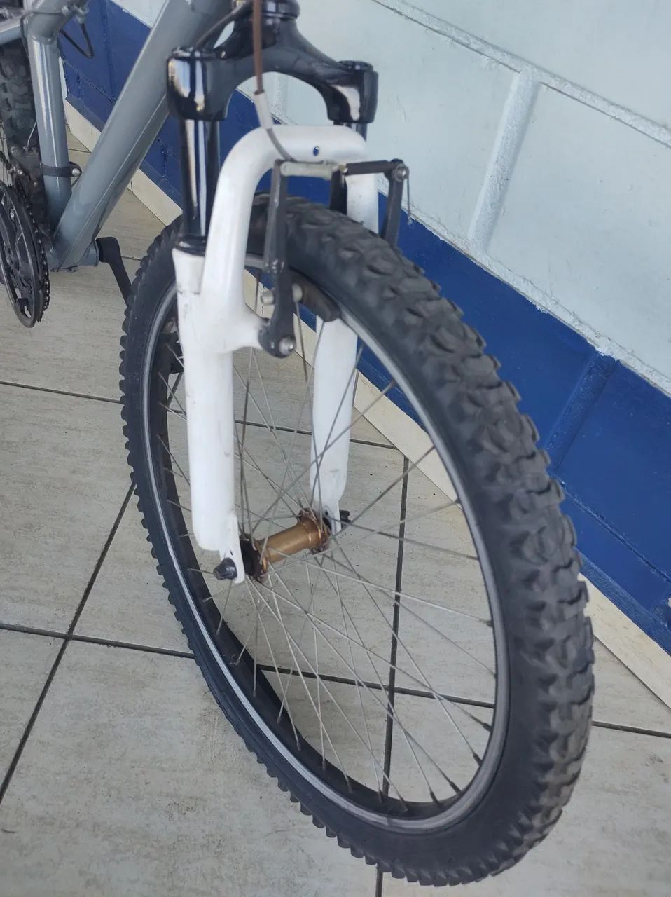 Bicicleta aro 24 câmbio Shimano e suspensão - Foto 4