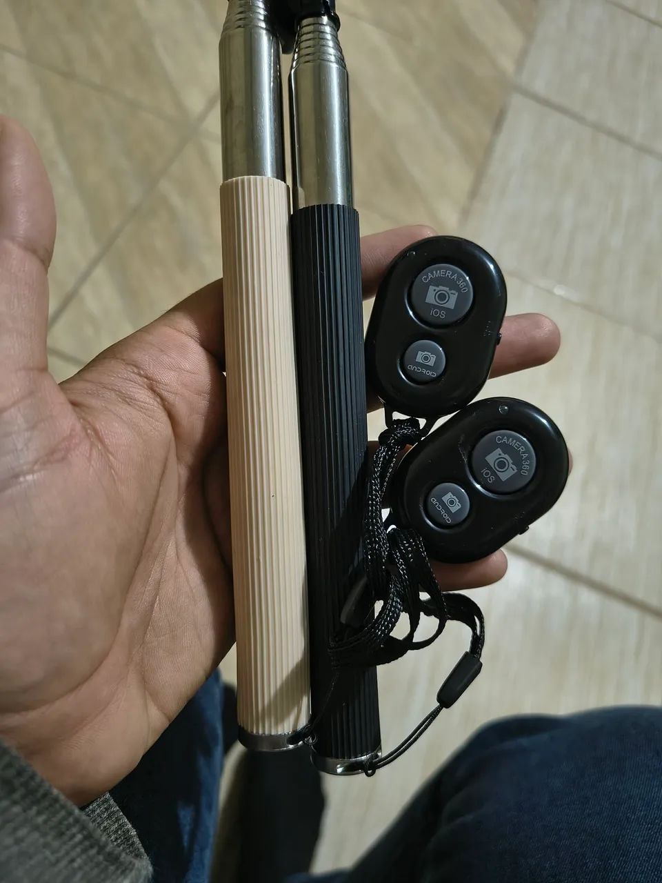 Vendo 2 suporte para celular com cabo extensor e botão bluetooth 