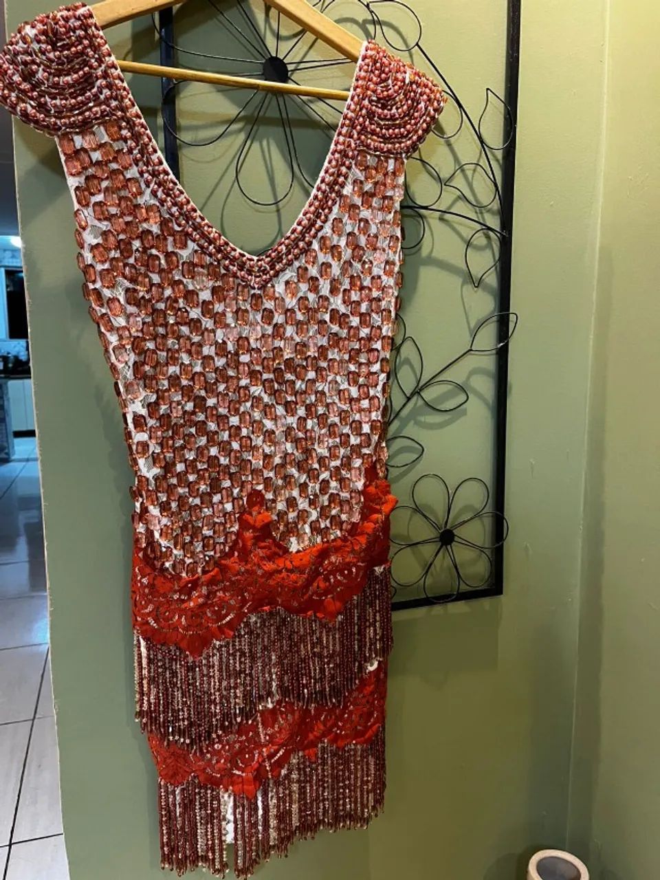 Vestido bordado com pedrarias 