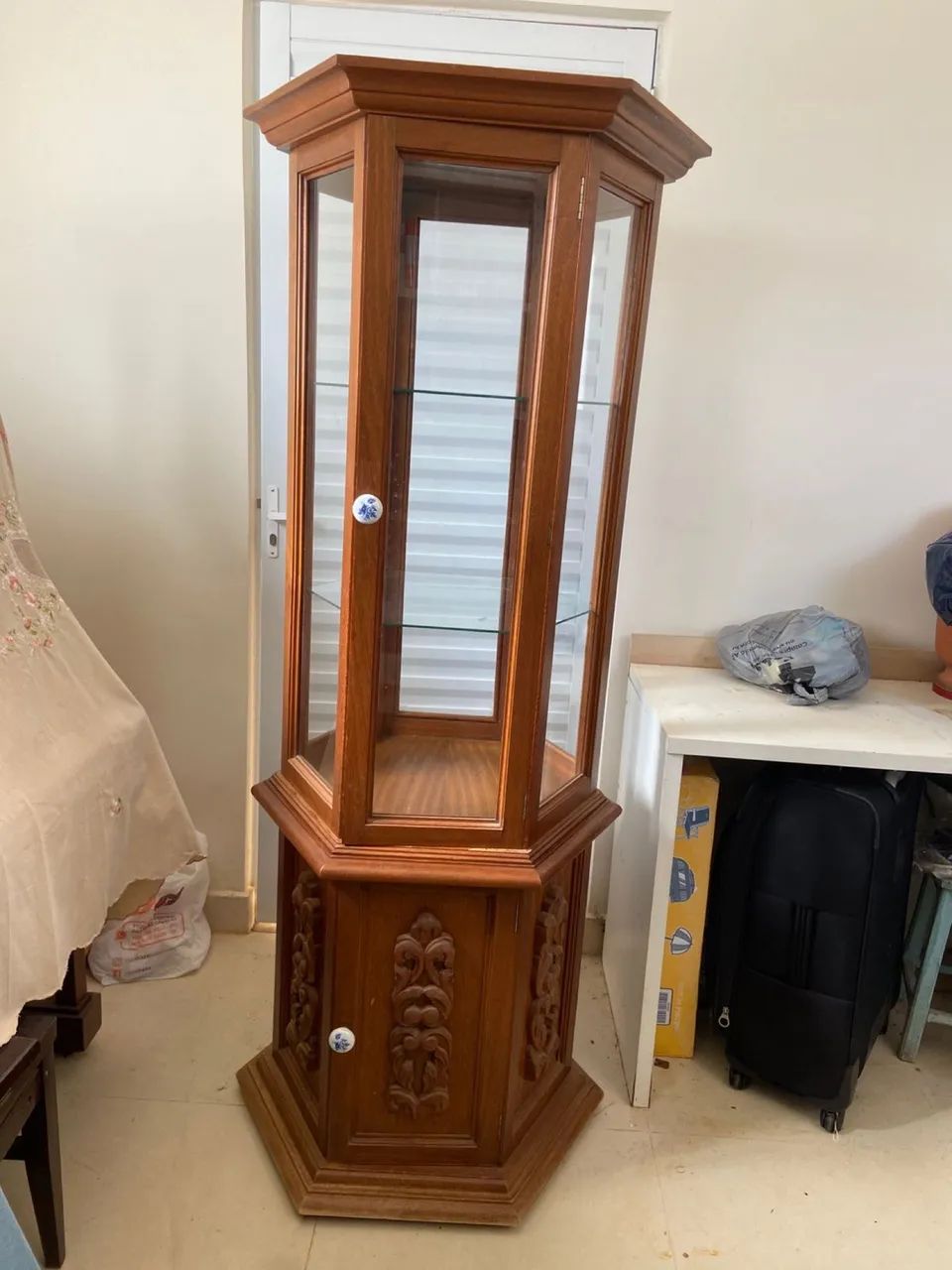 Cristaleira sextavada madeira maciça cerejeira 