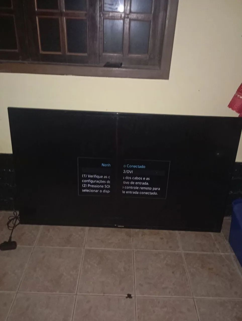 Tv com pequeno defeito. 