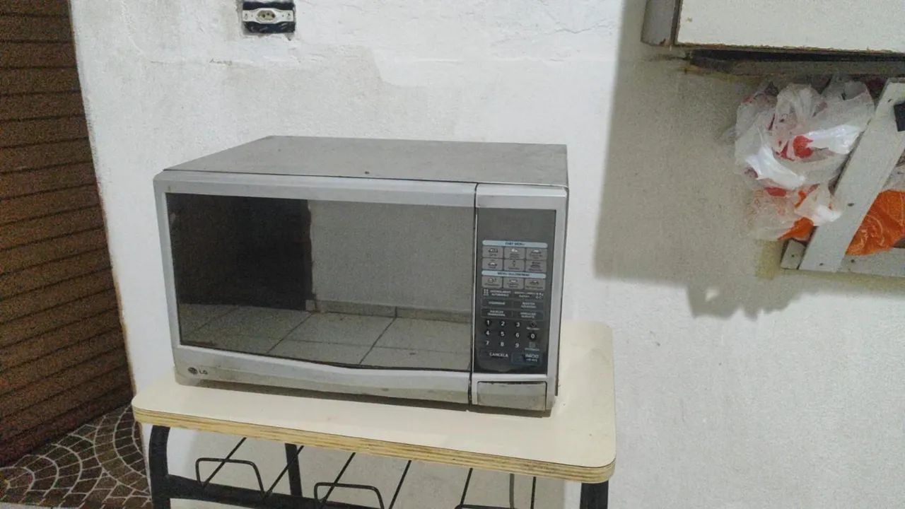 Microondas com prato funcionando 
