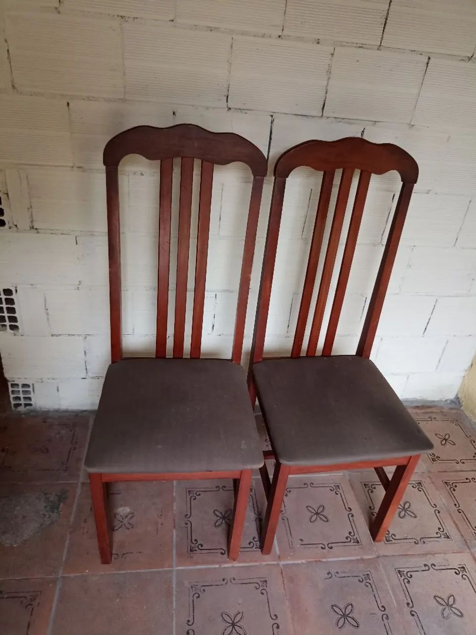 2     cadeiras  em  madeira - Foto 2