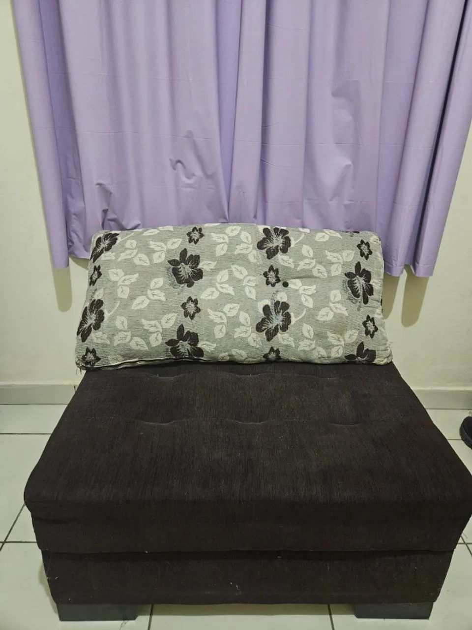 Dois sofás marrons acompanhando almofadas