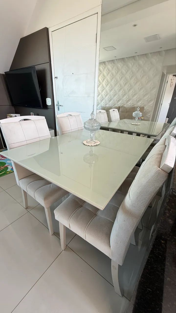 Mesa com quatro cadeiras 