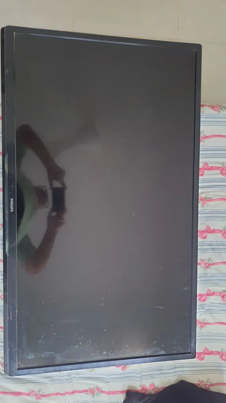 Vendo TV Phillips 50" com pequeno defeito