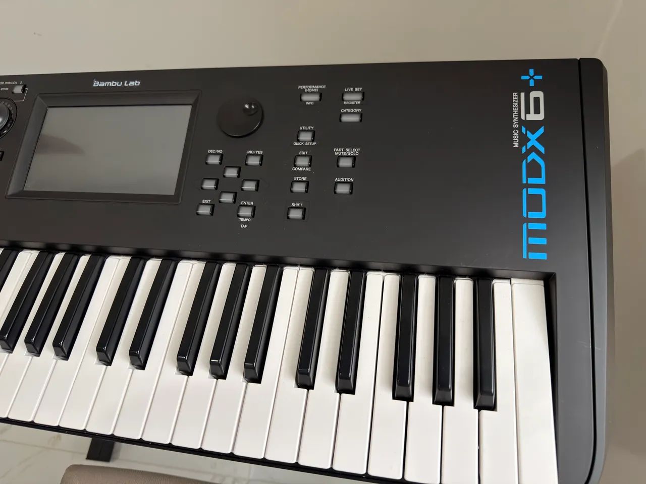 YAMAHA MODX 6+ - Foto 4