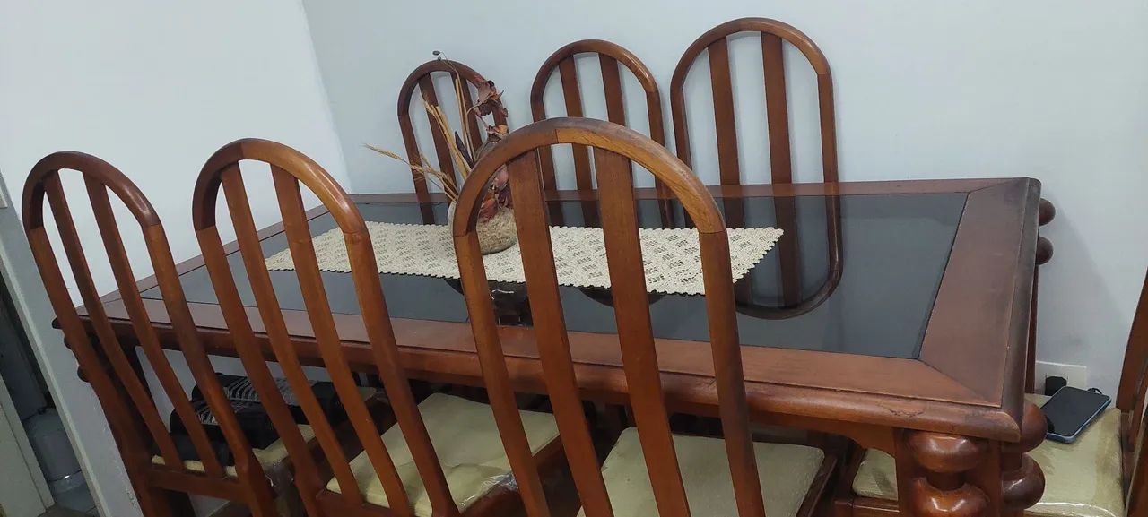 Mesa com 8 cadeiras, usado ,com uma parte do vidro quebrado - Foto 2