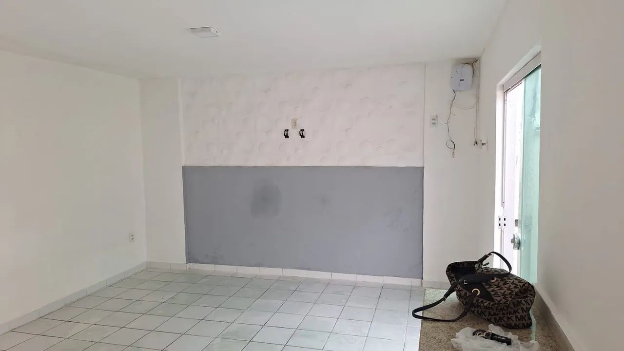 Casa com 2/4, sendo 1 suíte, garagem, portão eletrônico e cerca elétrica.  - Foto 2