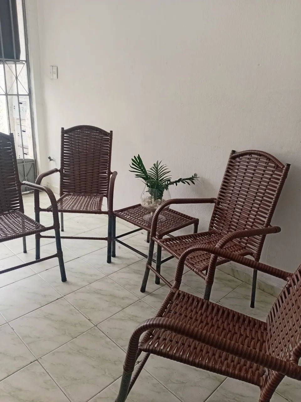 Conjunto de 4 cadeiras com uma mesinha - Foto 2