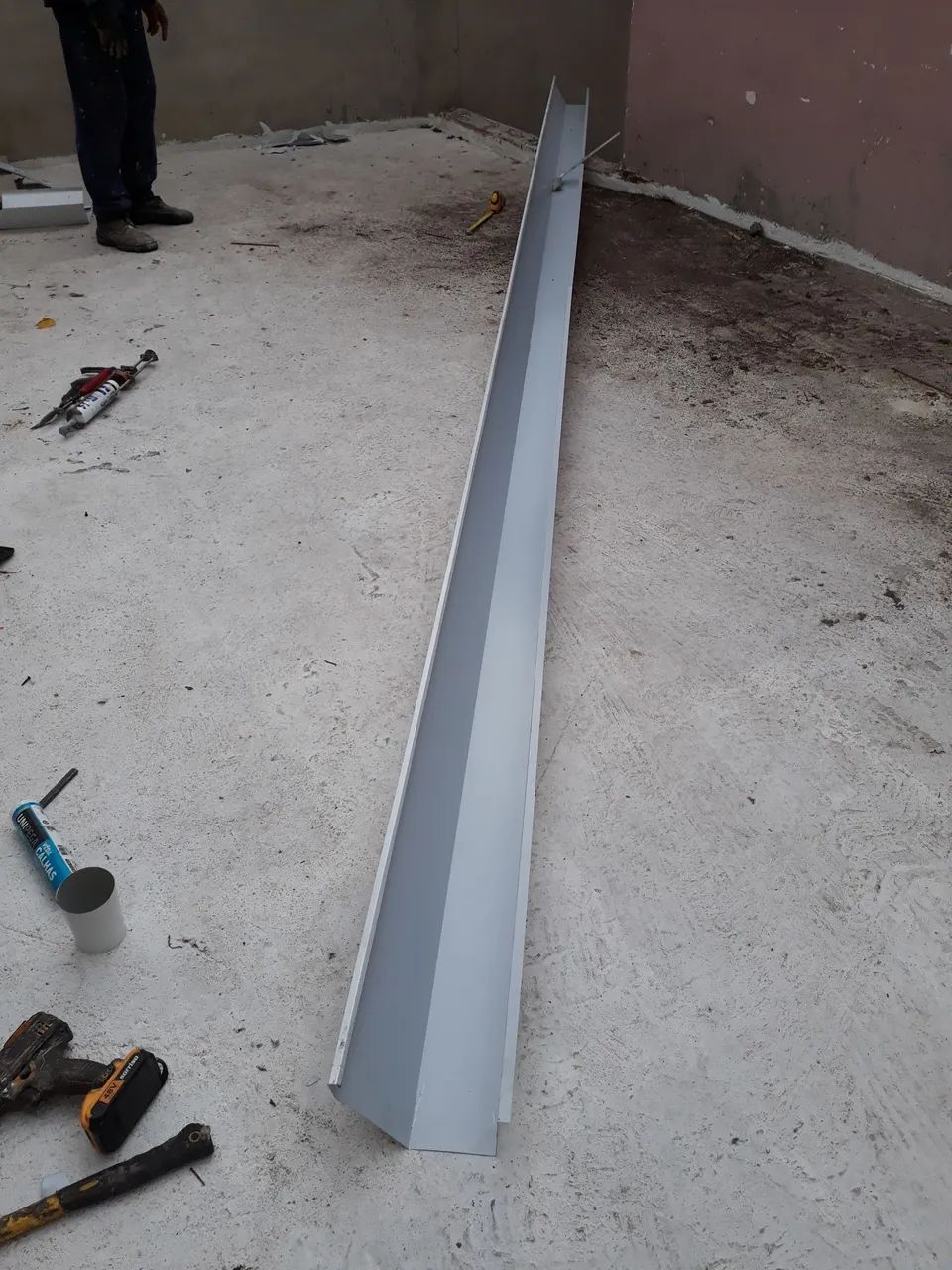 Colocamos calha ,rufos e colocamos forro PVC e porta sanfonada 