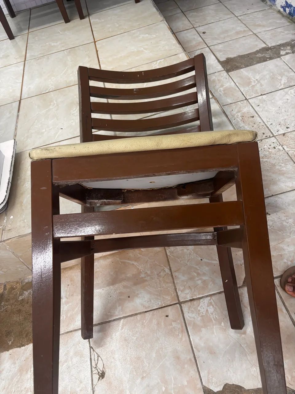PROMOÇÃO !!! VENDE-SE 6 CADEIRAS DE MADEIRA - Foto 3