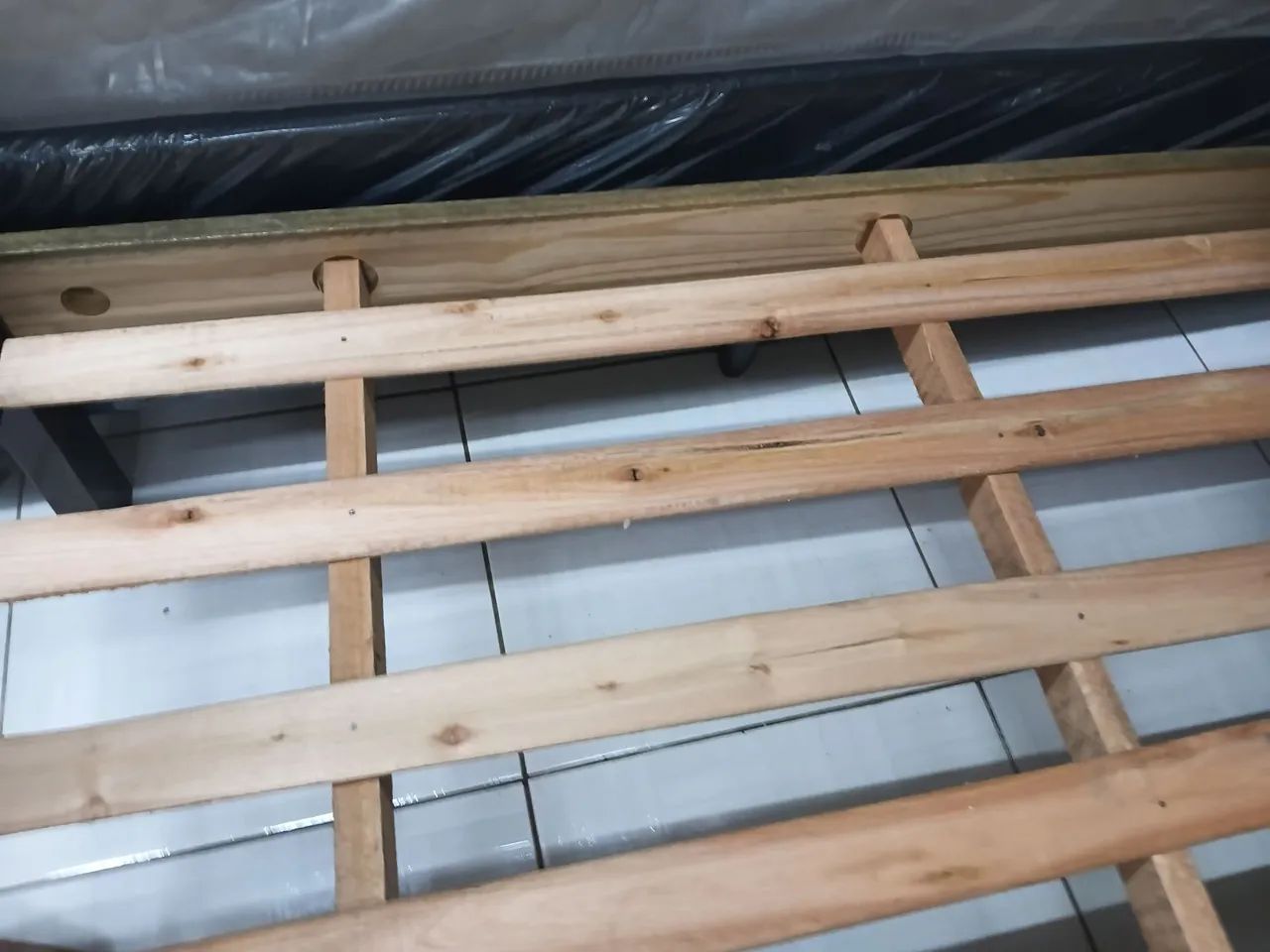 Cama de casal em madeira com colchão- novo - Foto 2